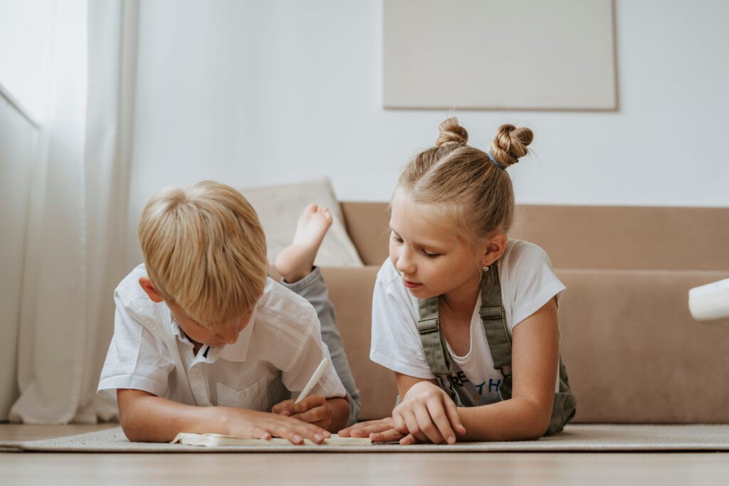 enfants concentrés grâce au yoga